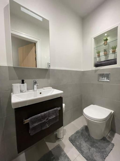 Luxx Apartment & Suites, London Heathrow Airport, Terminal 4, Piccadilly Underground Train Station Nearby! Hillingdon Exteriör bild