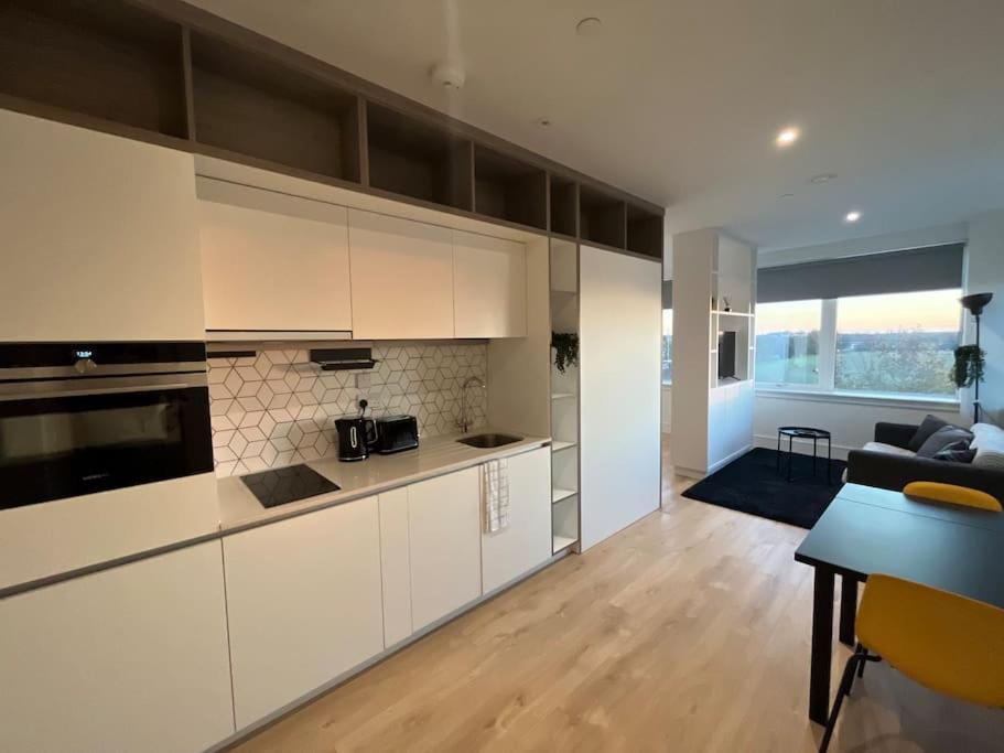 Luxx Apartment & Suites, London Heathrow Airport, Terminal 4, Piccadilly Underground Train Station Nearby! Hillingdon Exteriör bild