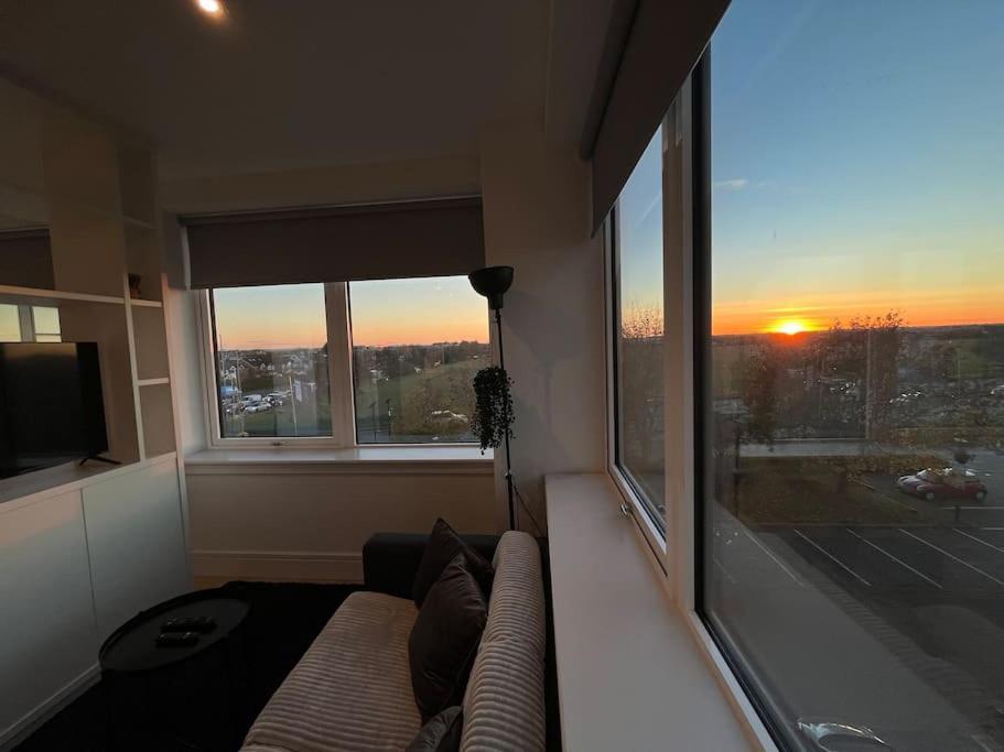 Luxx Apartment & Suites, London Heathrow Airport, Terminal 4, Piccadilly Underground Train Station Nearby! Hillingdon Exteriör bild