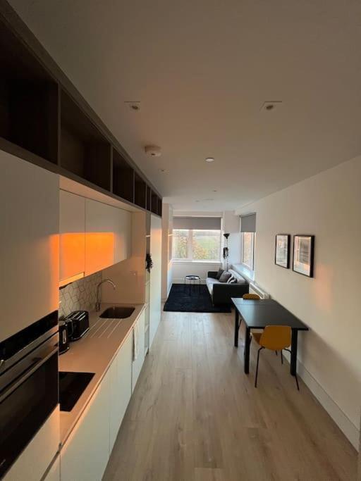 Luxx Apartment & Suites, London Heathrow Airport, Terminal 4, Piccadilly Underground Train Station Nearby! Hillingdon Exteriör bild