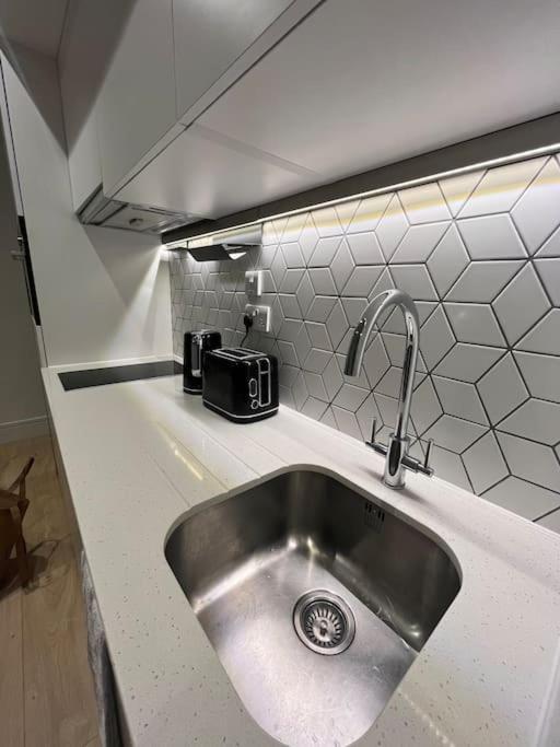 Luxx Apartment & Suites, London Heathrow Airport, Terminal 4, Piccadilly Underground Train Station Nearby! Hillingdon Exteriör bild