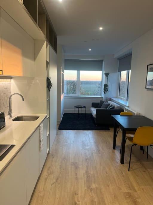 Luxx Apartment & Suites, London Heathrow Airport, Terminal 4, Piccadilly Underground Train Station Nearby! Hillingdon Exteriör bild