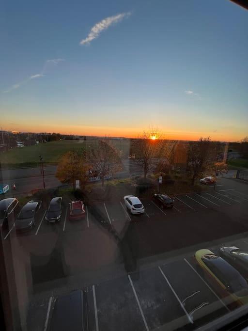 Luxx Apartment & Suites, London Heathrow Airport, Terminal 4, Piccadilly Underground Train Station Nearby! Hillingdon Exteriör bild