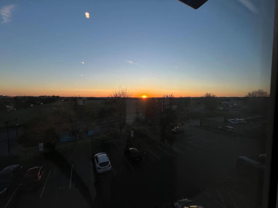 Luxx Apartment & Suites, London Heathrow Airport, Terminal 4, Piccadilly Underground Train Station Nearby! Hillingdon Exteriör bild