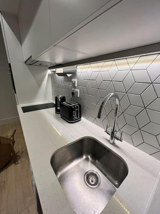 Luxx Apartment & Suites, London Heathrow Airport, Terminal 4, Piccadilly Underground Train Station Nearby! Hillingdon Exteriör bild