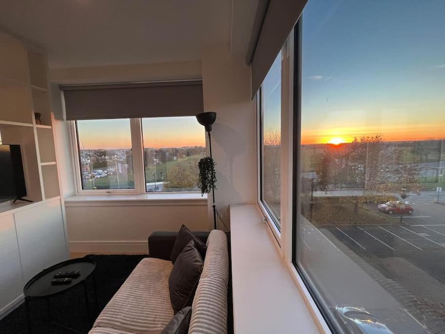 Luxx Apartment & Suites, London Heathrow Airport, Terminal 4, Piccadilly Underground Train Station Nearby! Hillingdon Exteriör bild