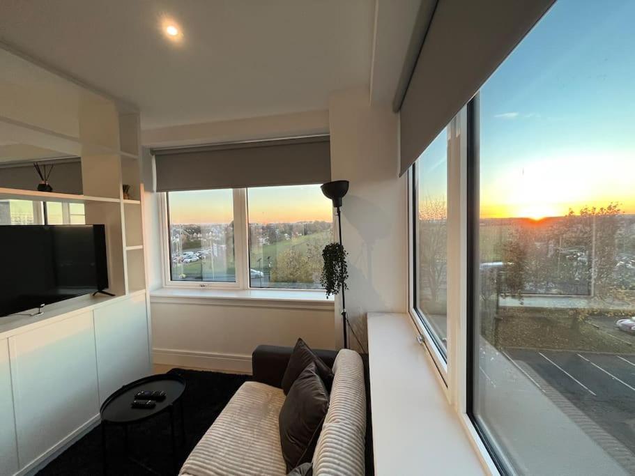 Luxx Apartment & Suites, London Heathrow Airport, Terminal 4, Piccadilly Underground Train Station Nearby! Hillingdon Exteriör bild