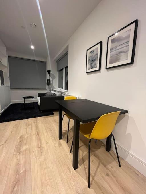 Luxx Apartment & Suites, London Heathrow Airport, Terminal 4, Piccadilly Underground Train Station Nearby! Hillingdon Exteriör bild