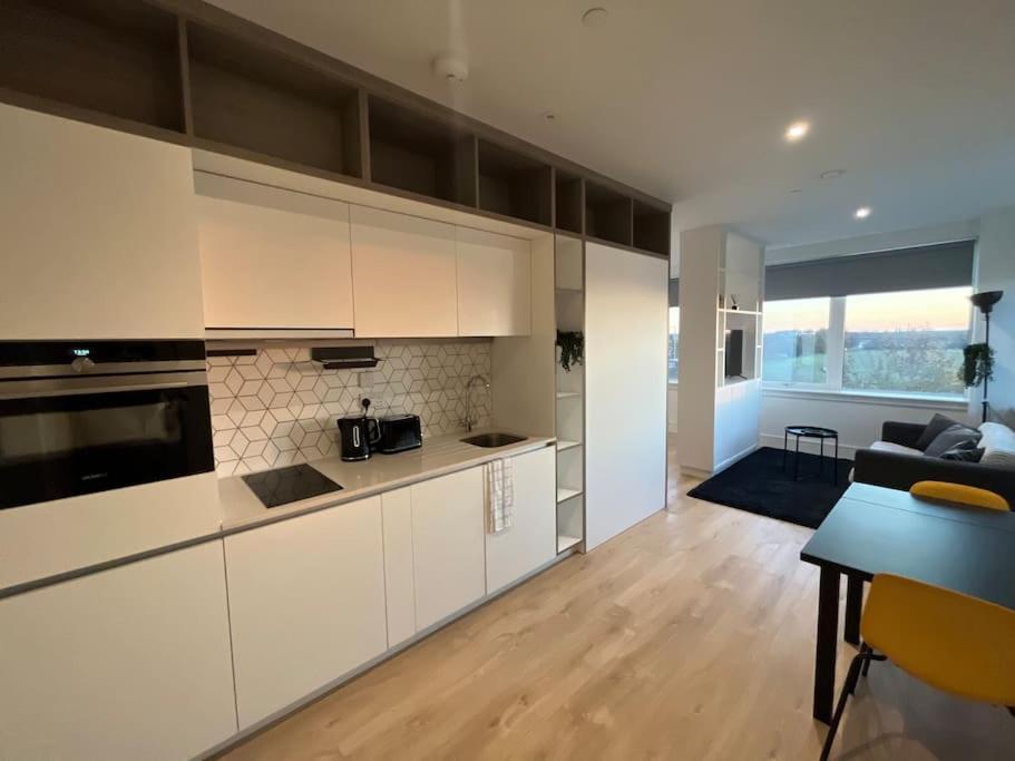 Luxx Apartment & Suites, London Heathrow Airport, Terminal 4, Piccadilly Underground Train Station Nearby! Hillingdon Exteriör bild
