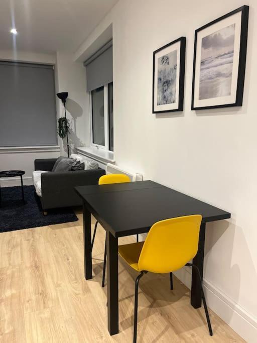 Luxx Apartment & Suites, London Heathrow Airport, Terminal 4, Piccadilly Underground Train Station Nearby! Hillingdon Exteriör bild