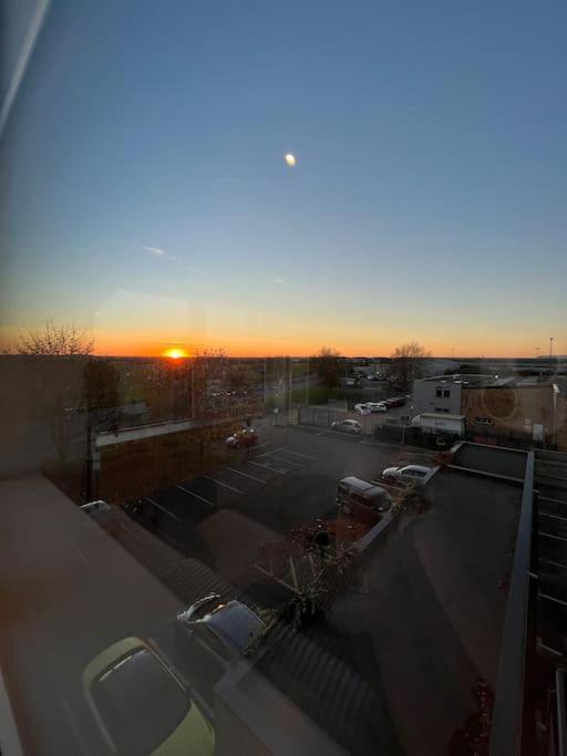 Luxx Apartment & Suites, London Heathrow Airport, Terminal 4, Piccadilly Underground Train Station Nearby! Hillingdon Exteriör bild
