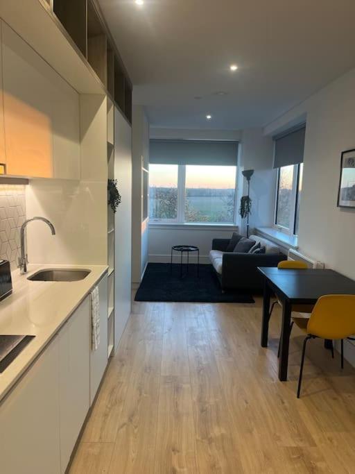 Luxx Apartment & Suites, London Heathrow Airport, Terminal 4, Piccadilly Underground Train Station Nearby! Hillingdon Exteriör bild