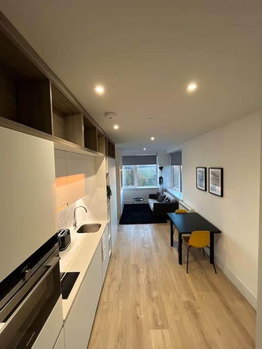 Luxx Apartment & Suites, London Heathrow Airport, Terminal 4, Piccadilly Underground Train Station Nearby! Hillingdon Exteriör bild