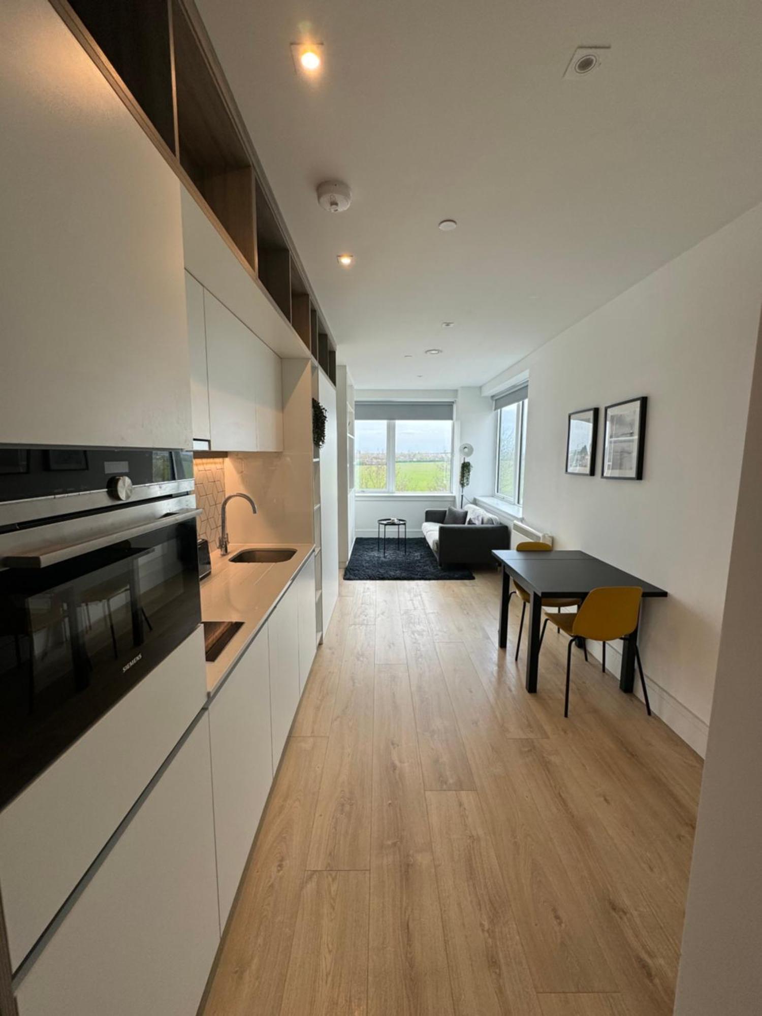 Luxx Apartment & Suites, London Heathrow Airport, Terminal 4, Piccadilly Underground Train Station Nearby! Hillingdon Exteriör bild