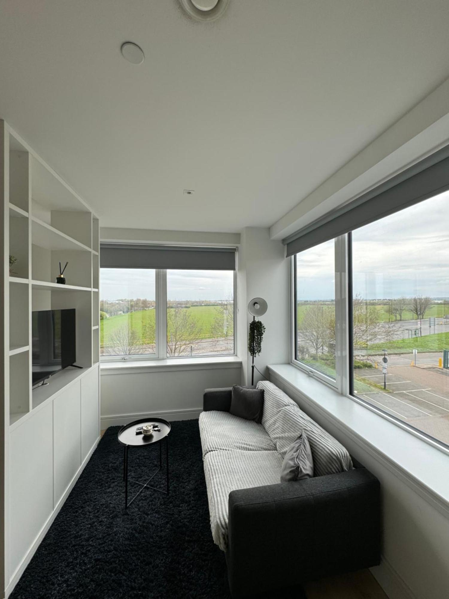 Luxx Apartment & Suites, London Heathrow Airport, Terminal 4, Piccadilly Underground Train Station Nearby! Hillingdon Exteriör bild