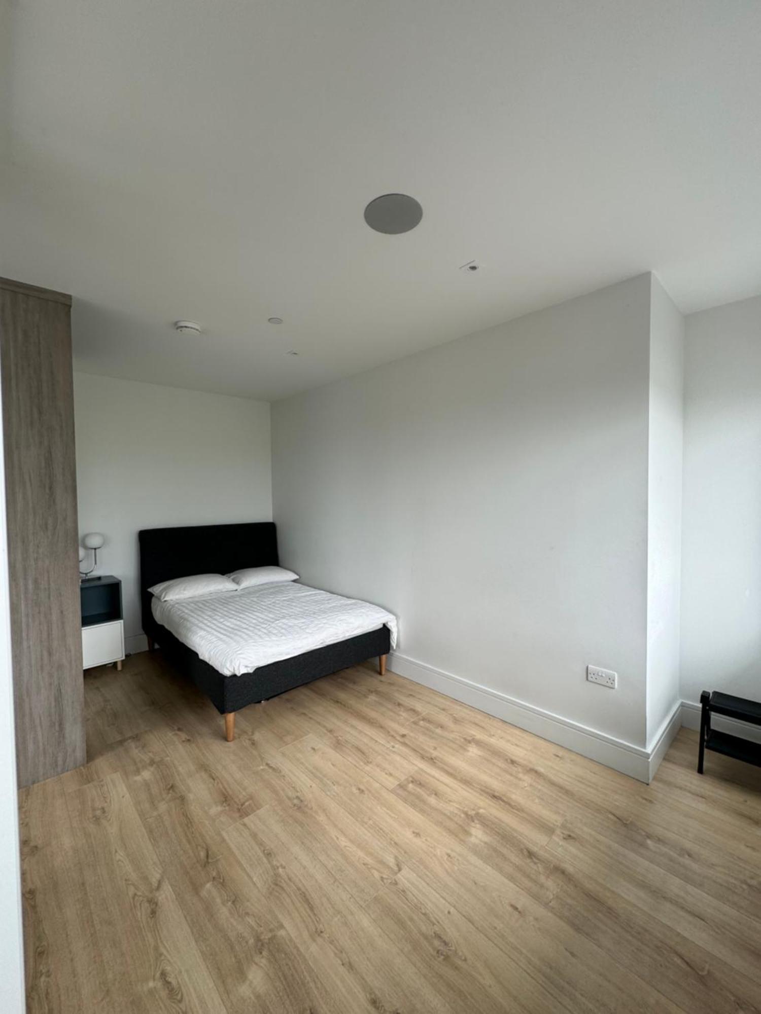 Luxx Apartment & Suites, London Heathrow Airport, Terminal 4, Piccadilly Underground Train Station Nearby! Hillingdon Exteriör bild