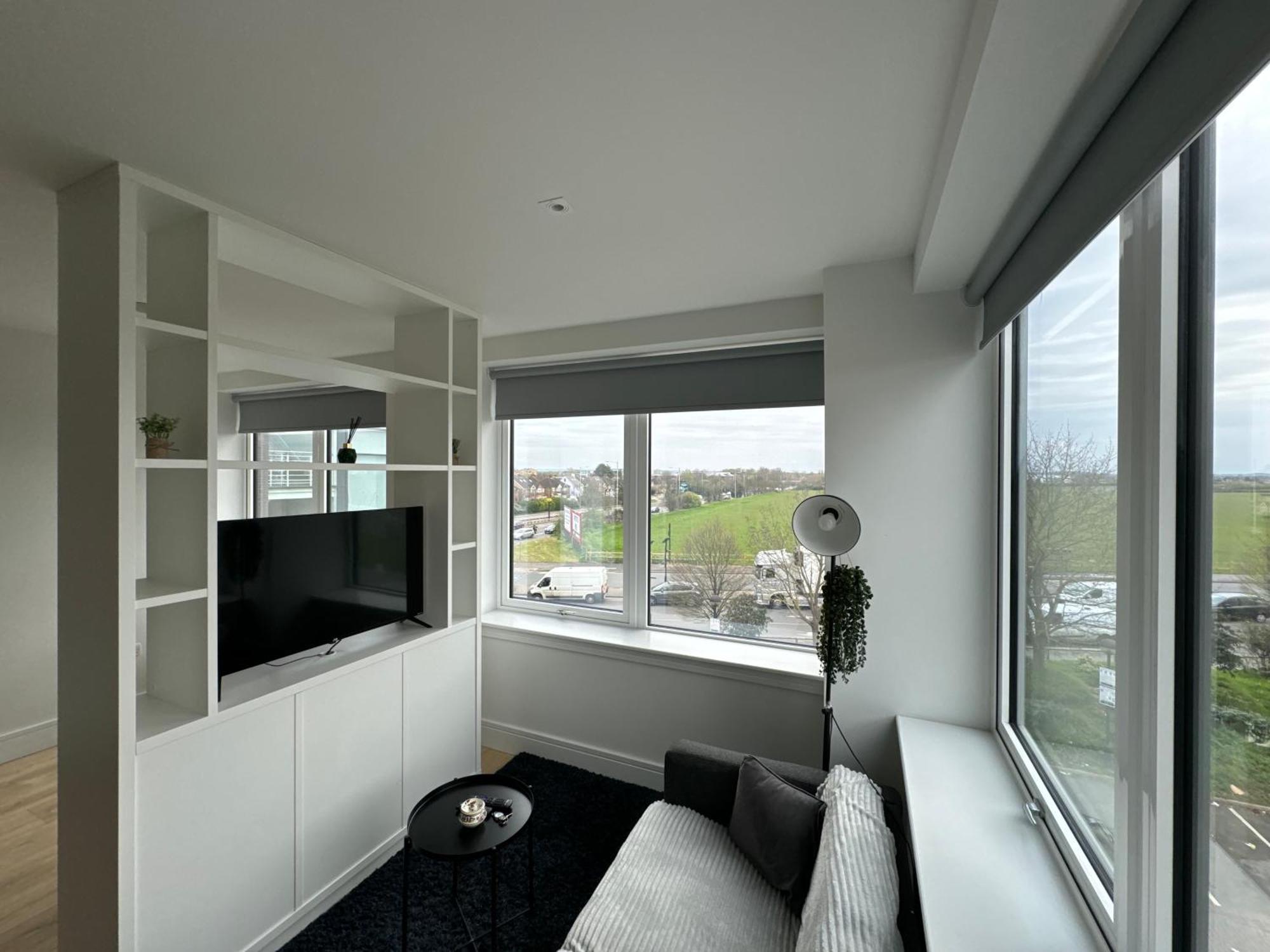 Luxx Apartment & Suites, London Heathrow Airport, Terminal 4, Piccadilly Underground Train Station Nearby! Hillingdon Exteriör bild
