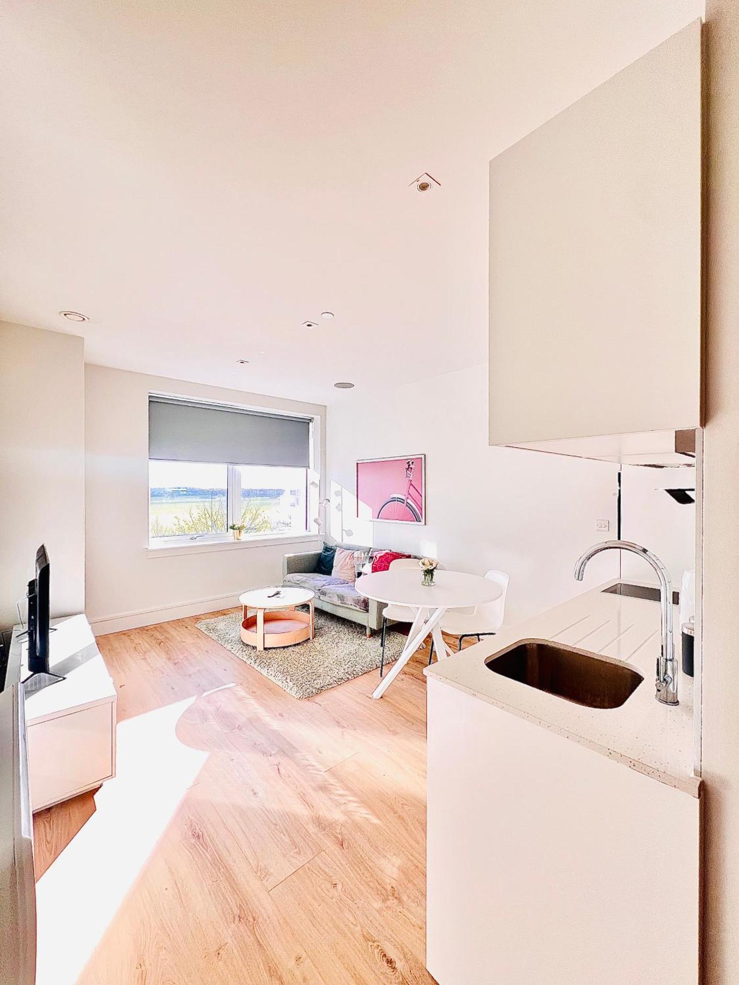 Luxx Apartment & Suites, London Heathrow Airport, Terminal 4, Piccadilly Underground Train Station Nearby! Hillingdon Exteriör bild