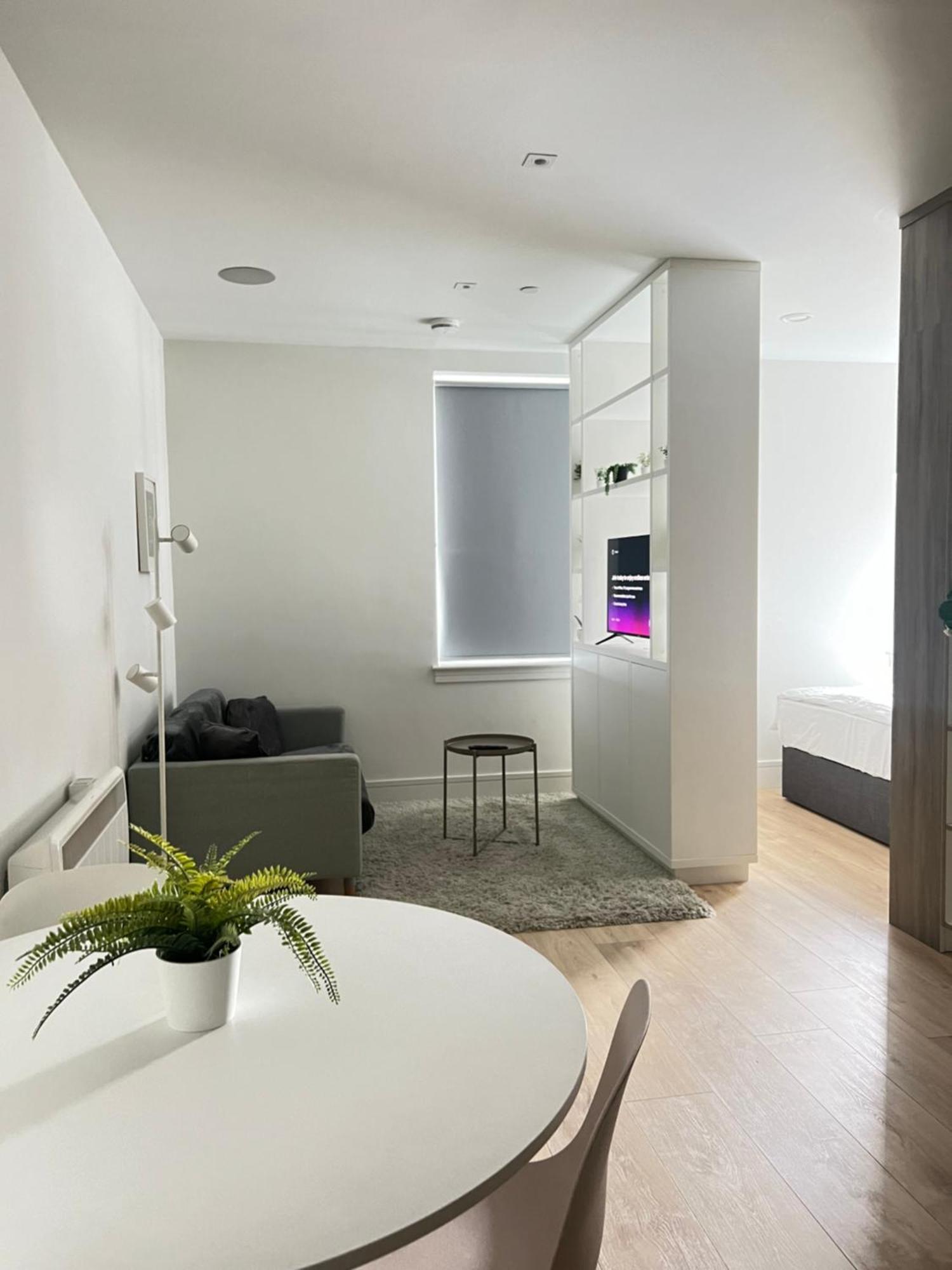 Luxx Apartment & Suites, London Heathrow Airport, Terminal 4, Piccadilly Underground Train Station Nearby! Hillingdon Exteriör bild